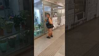 Сердючка в московском метро после отмены всех концертов)