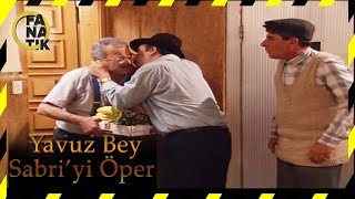 Yavuz Bey Sabriyi Öper - Bizimkiler