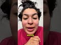 Mãe tira piolhos do cabelo da filha — um processo doloroso