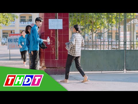 Video Xúc động hình ảnh mẹ vội vã đưa thẻ dự thi con bỏ quên... - youtube