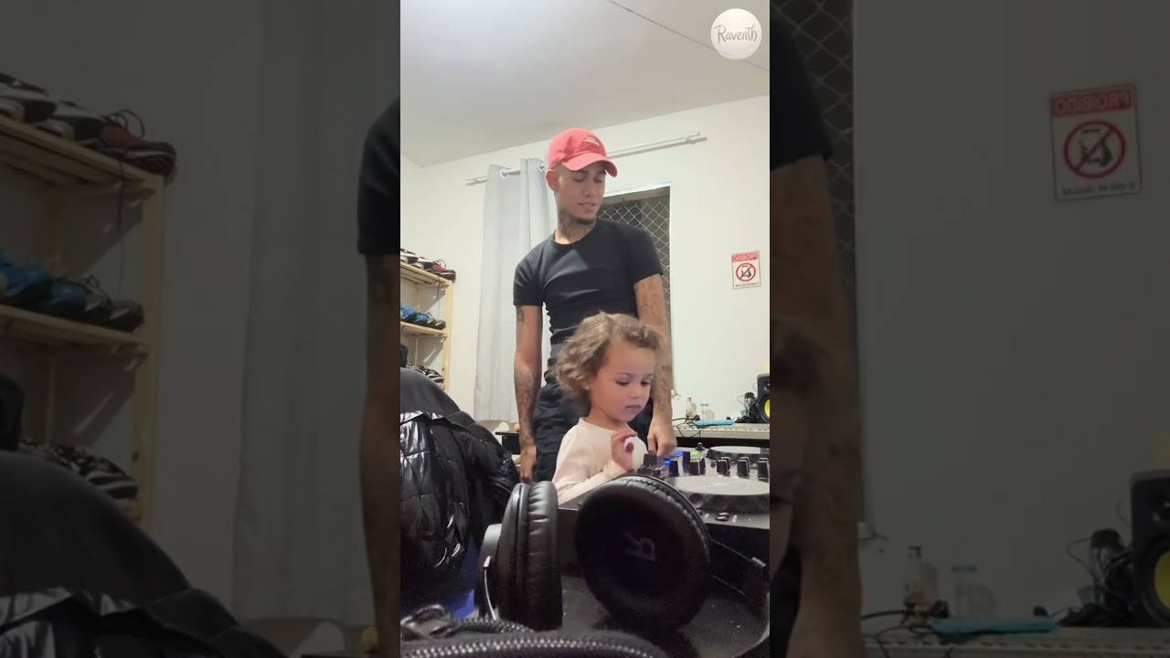 เด็กสาวทำเพลง 🥶😱