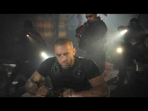 شخص بيتورط مع اكبر عصابة مافيا عشان يحمي اجمل بنت في العالم تلخيص   