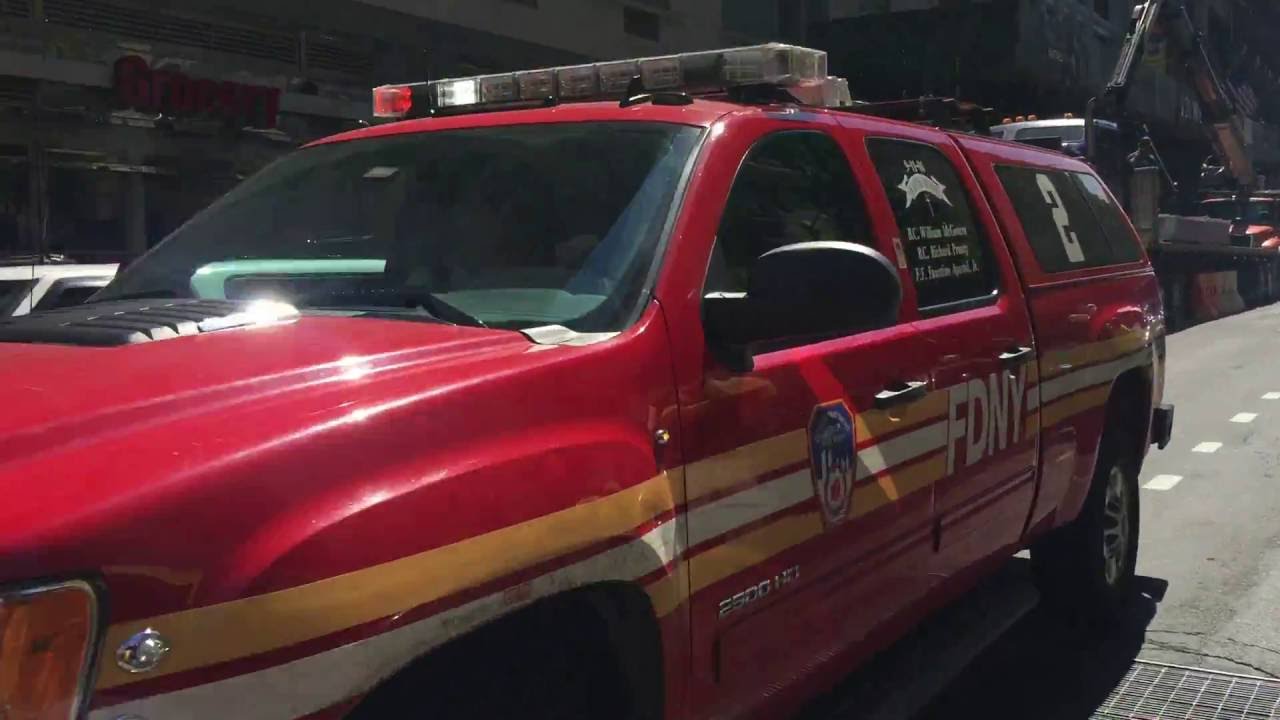 RARE CATCH OF NYC PARKS DEPT. UNIT USING SIREN TO CLEAR WAY FOR