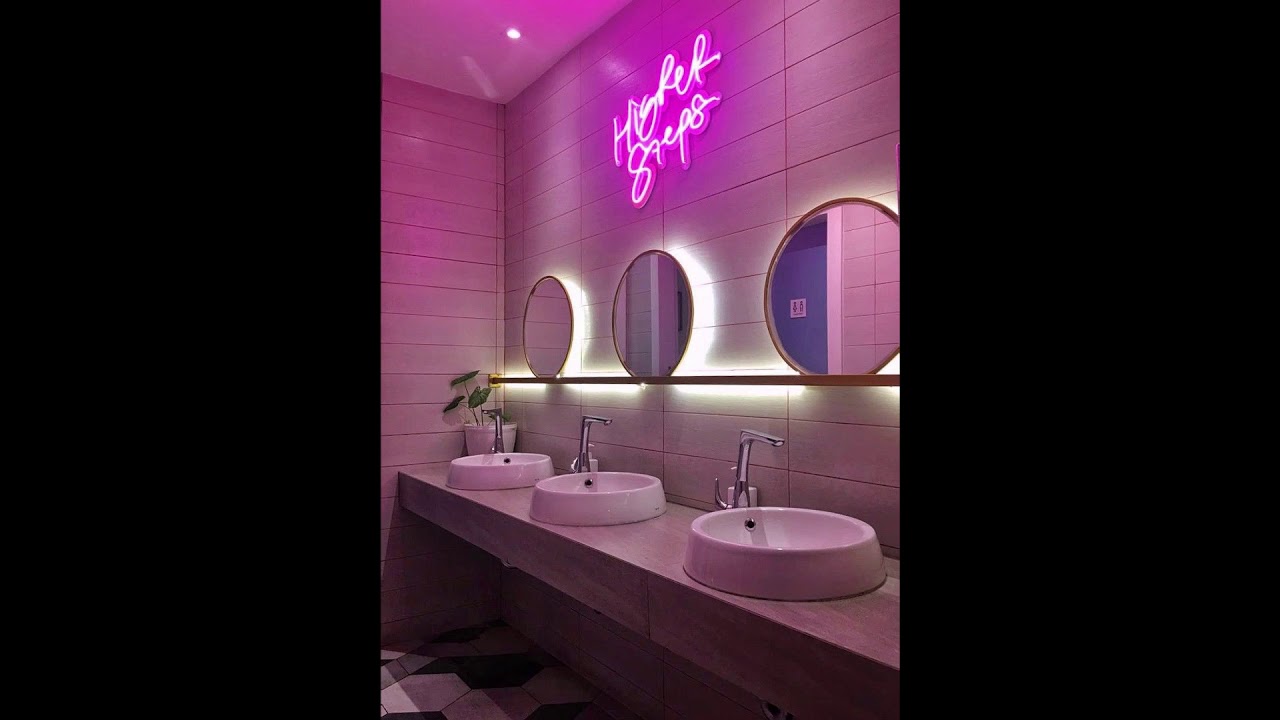 Bad Bunny - Te Mudaste, pero estas en el baño de una discoteca.