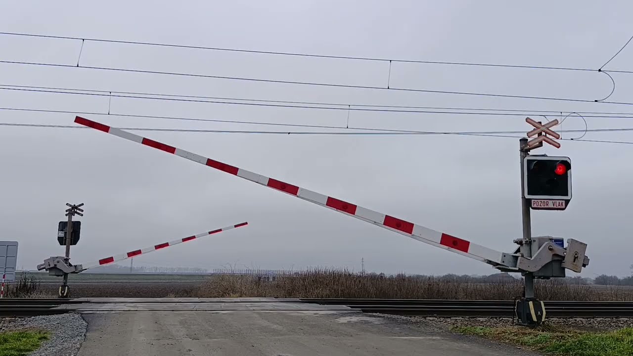 Železniční přejezd Horní Moštěnice, u dálnice (21. 12. 2025)