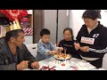 老爸54岁的生日，两个女儿为爸爸庆生，小辰辰反应最强烈【小英子和小萍子】