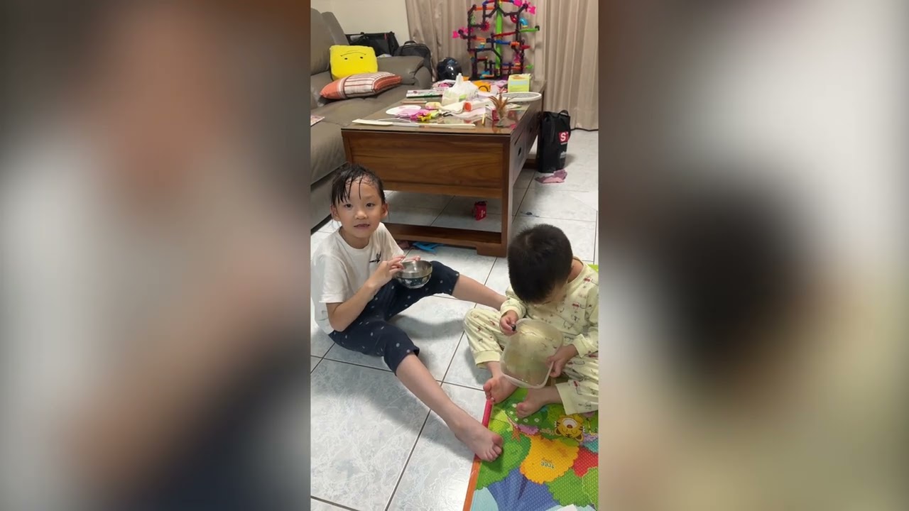 阿公阿嬤給藍莓吃，超開心！謝謝阿公阿嬤～ 縮圖
