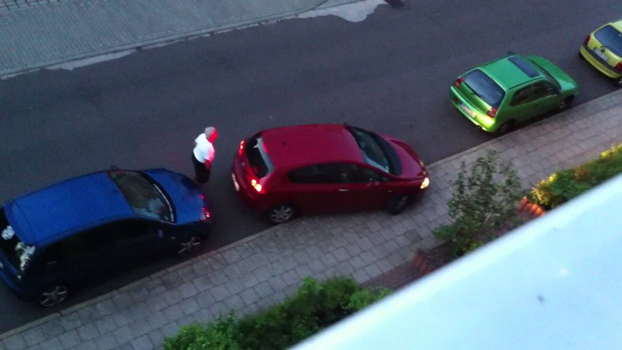 Rentner beim Einparken