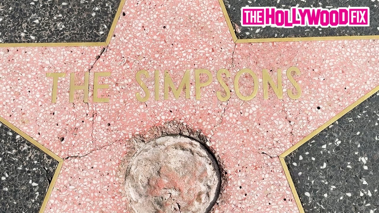 Звезда «Симпсонов» на Аллее славы в Голливуде, Калифорния, подверглась вандализму, а центральный ...