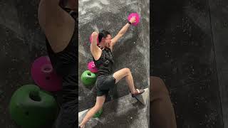 Wtf is happenin in this video?!😭 #bouldering #indoorclimbing #climbing #climberlife #climbinglovers