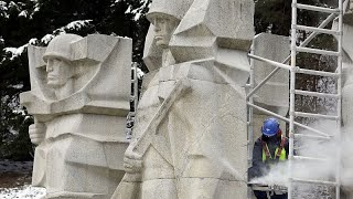 Lituania desmantela un monumento de la era soviética pese al llamamiento de la ONU a suspernderlo