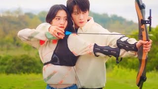 بنت رقيقه بتقع في حب صوت مؤدي اصوات مشهور وبتشوفو كل يوم ومش عارفه انه هو ولما بيشوفها بيقع في حبها