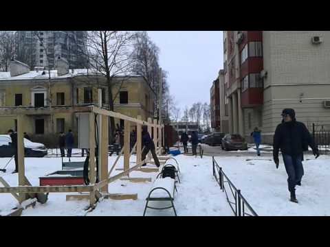 Жители разбирают забор, устанрвленный Стройтрестом на детской площадке.