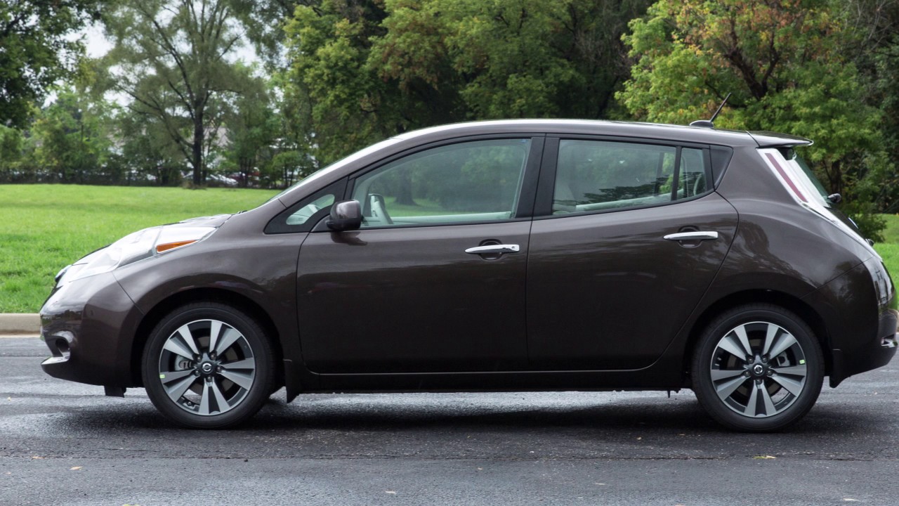 2017 Nissan LEAF Heater and Air Conditioner with Navigation (if so