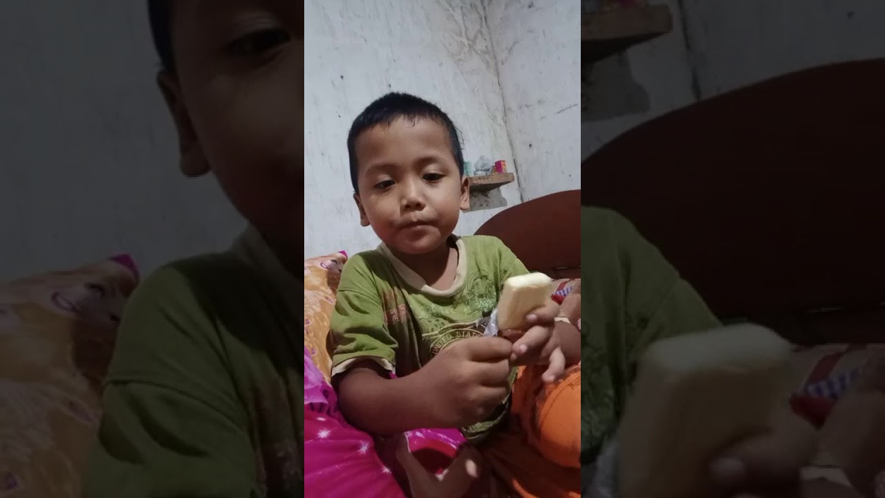  Anak  kecil  ngapak makan  keju hahahaha YouTube