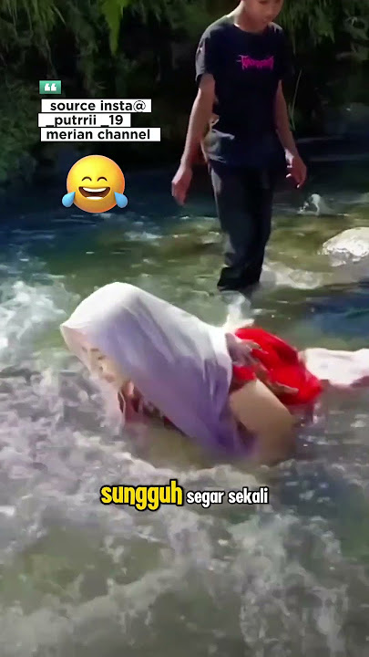 mandi di sungai 🤣🤣#shorts #trending #lucu #mandidisungai #beranda