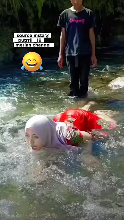 mandi di sungai 🤣🤣#shorts #trending #lucu #mandidisungai #beranda