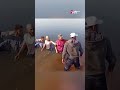 أهالي إدلب يبنون سدًا بشريًا لمعاينة الأضرار 🚧