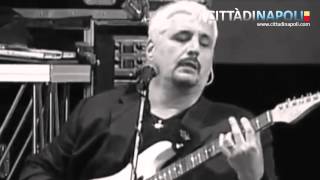 Vignette de la vidéo "Pino Daniele, live piazza del Plebiscito "Yes I Know my way""