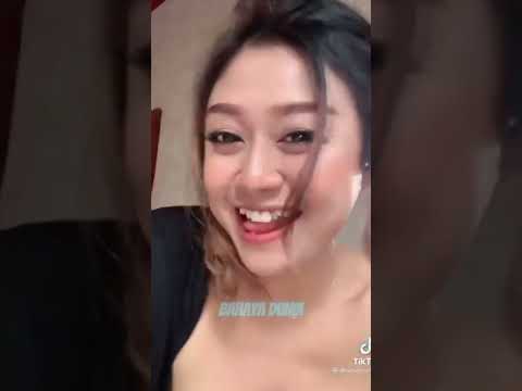 Goyang TikTok Hot Cewe Cantik Mainin Lidah Sampe Muncrat