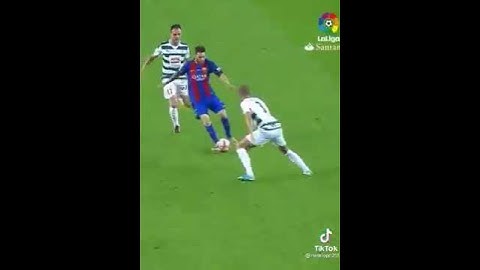 Messi le enseña a patear a luis suarez!