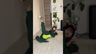 足からティッシュを落とさないで一回転出来るか検証してみた