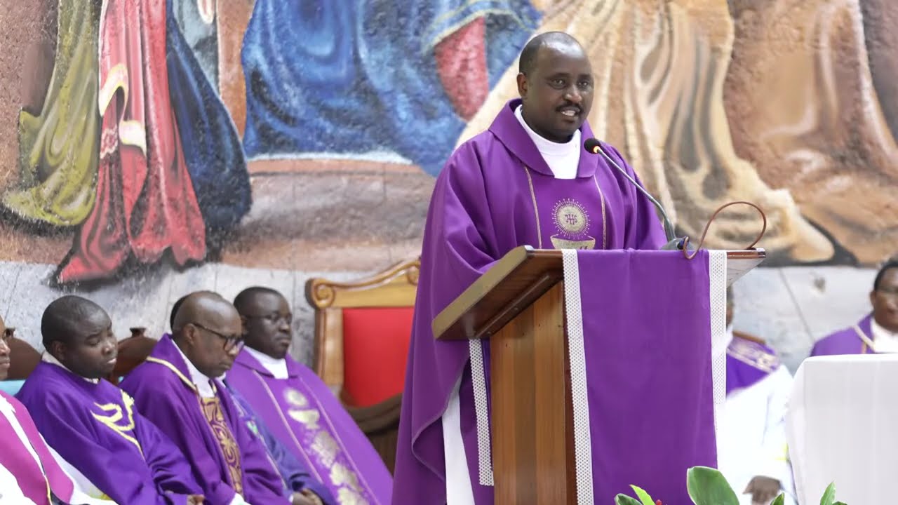 Imbere y'abakristu Padiri Dominiko yijeje kuzakomeza ikivi Padiri Jean Pierre yatangiye.