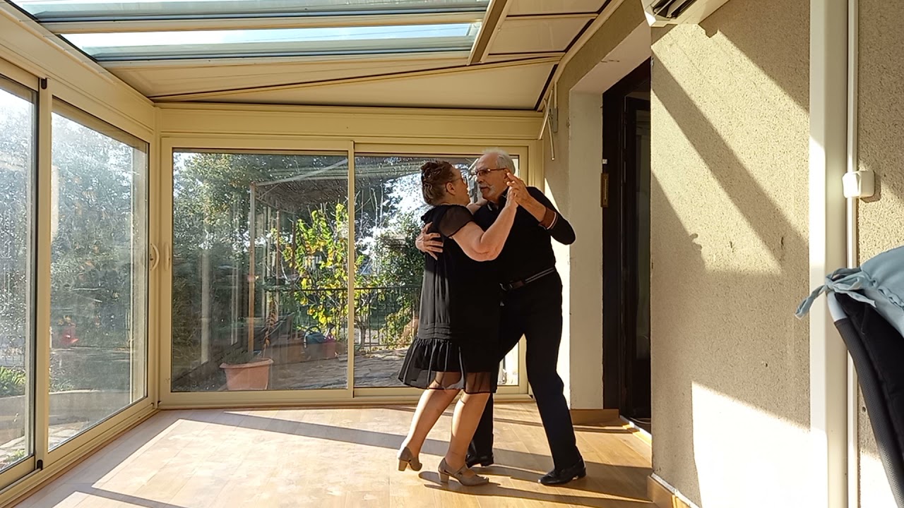 Bernadette et Robert dansent le 09-11-21 sur 4 titres de M. Sardou, pour les 80 ans de Bernadette.