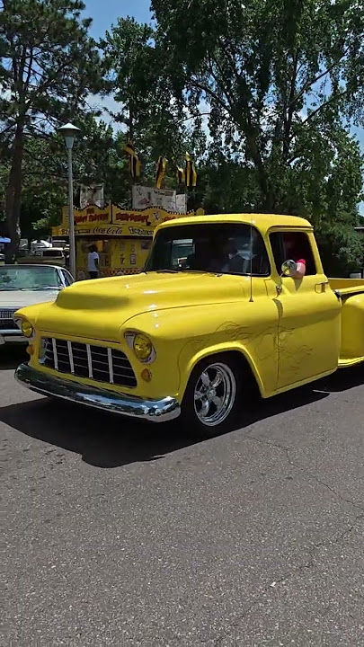 Truk Pickup Chevrolet Klasik di Pameran Mobil Klasik Back to the 50s 2025