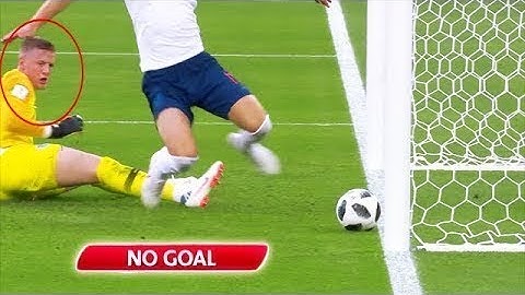 Những pha bóng "nhọ" nhất và pha cứu thua tuyệt vời của các hậu vệ