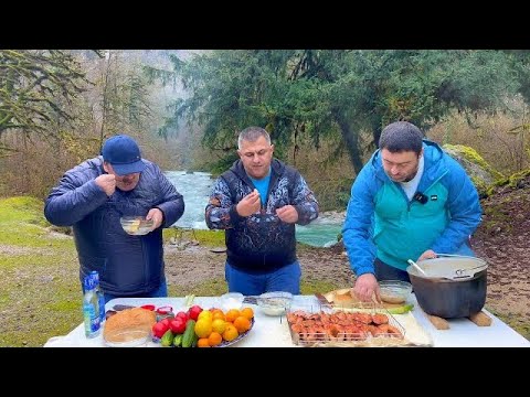 Видео: Шашлык из Рыбы / Уха в казане /  Отдыхаем в горах Абхазии! Блюда из рыбы