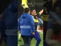 Los hinchas de Boca invadieron la cancha en Rosario y Leandro Brey se quedó sin su indumentaria. 🔵🟡🧤