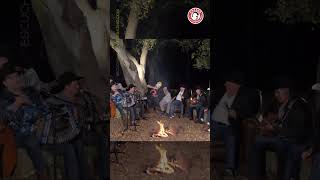 Pasamos una noche bohemia con las leyendas @LosHuracanesdelNorte 🎶🤠