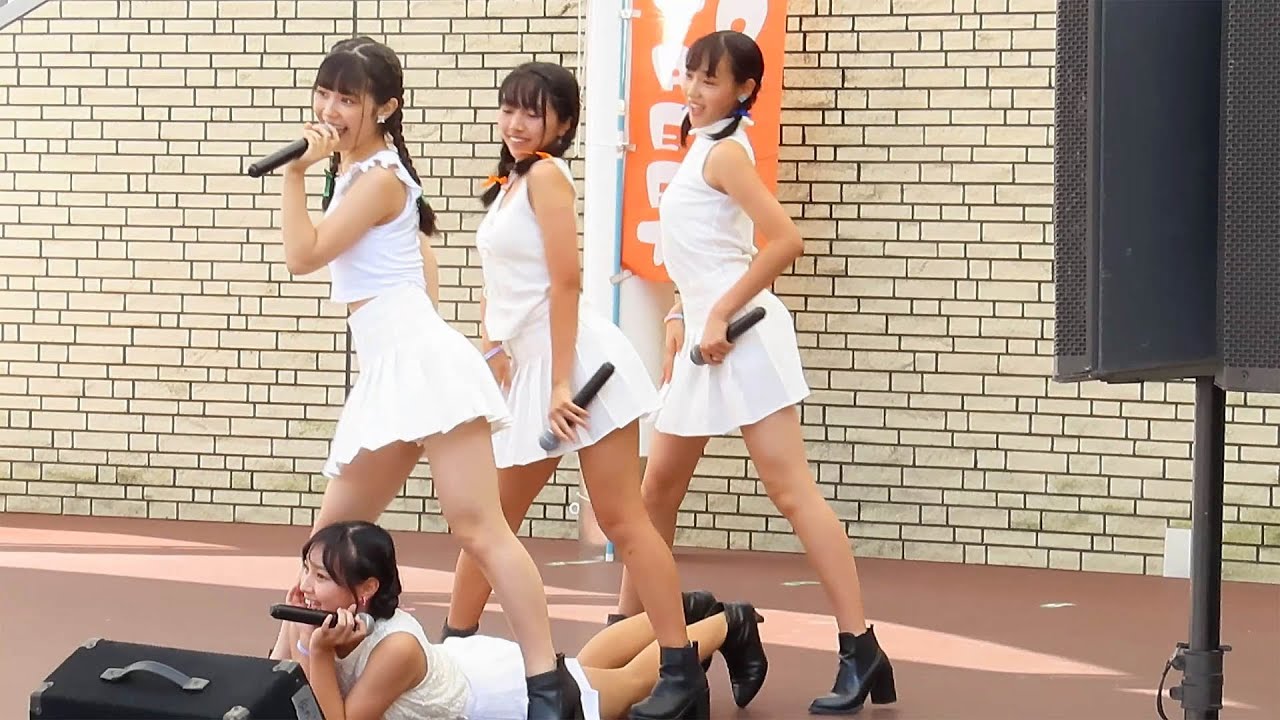 【アイドル】白い衣装の眩しいアイドルグループの2