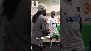 Adama Bictogo et Sheyi Emmanuel Adebayor dans les vestiaires du stade Félix Houphouët-Boigny