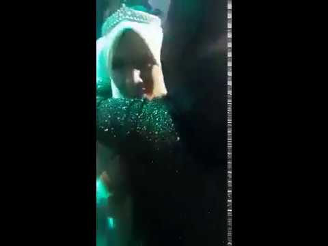 يبوس علي رجل خطيبته اثناء حفل الخطوبه
