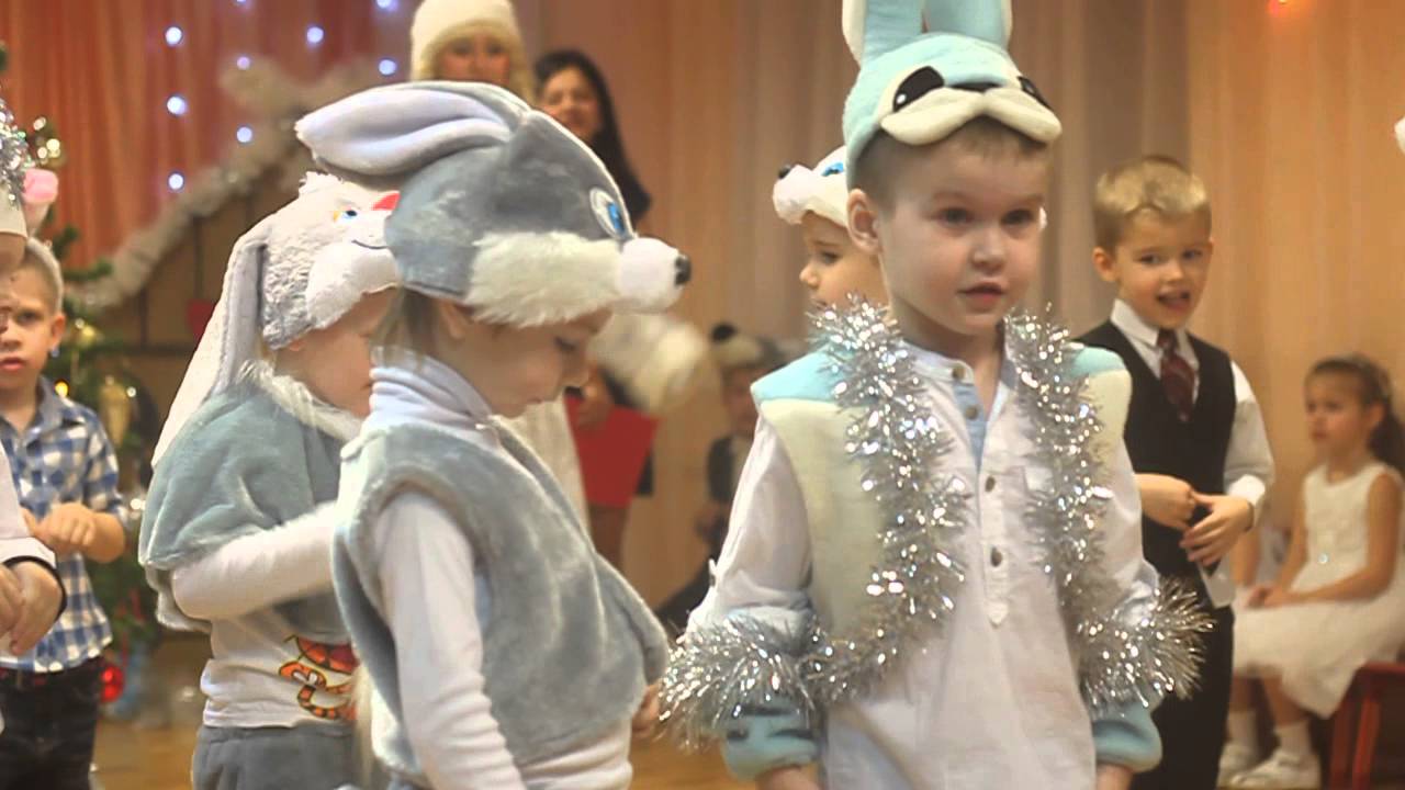 выход зайца на утреннике. новогодний утренник в детском саду танцы. зайчик на новый год утренник. зайчик на утреннике. зайчик на утреннике взрослый.