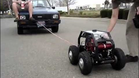 Carrinho puxando carro de verdade