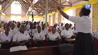 'NASIKIA BWANA UNANIITA' UTAPENDA TAZAMA WANAKWAYA HAWA WALIVYOIMBA WIMBO HUU LEO