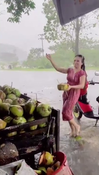 Cantik banget pawang hujannya, pakai daster mandi hujan 😘🥰😍