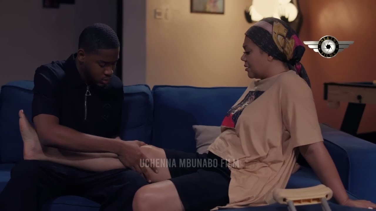 CHEKI JAMAA ANAMLA RAFIKI WA MAMA YAKE MTU MZIMA / AKAACHA FAMILIA YAKE KISA PENZI LA DOGO