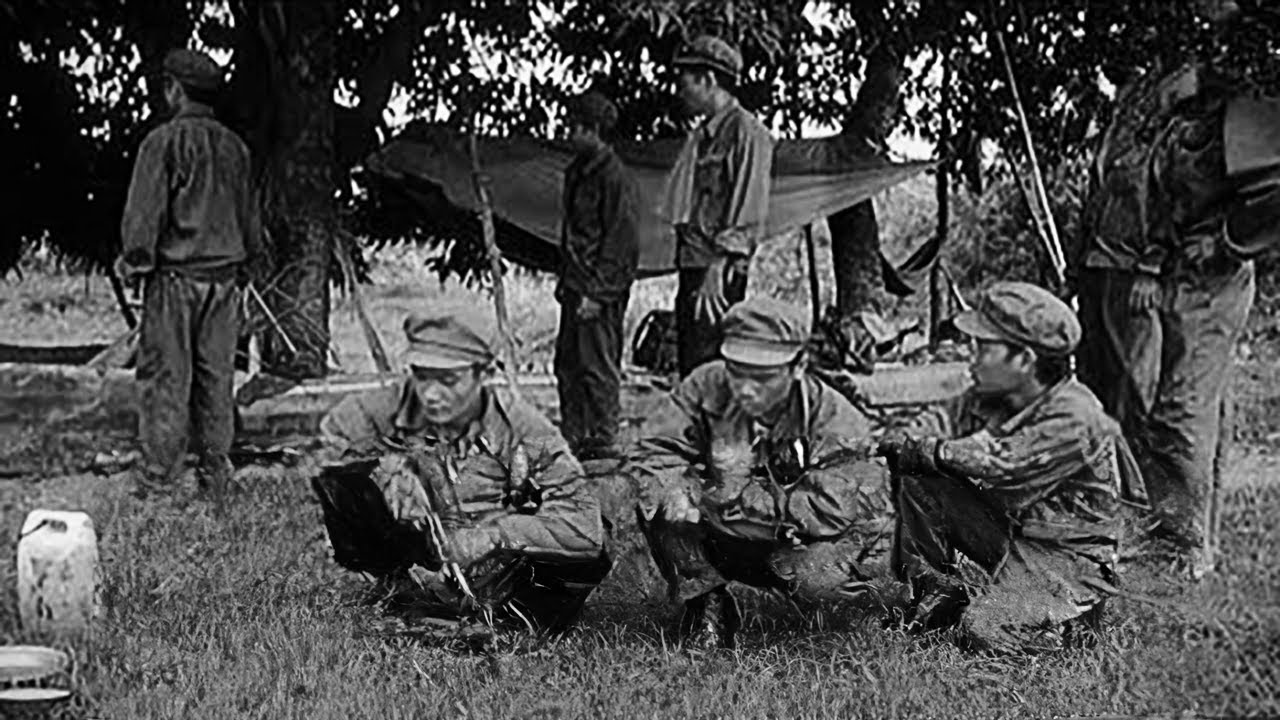 Bất ngờ thằng POLPOT nhảy ra giữa đường... chĩa súng vào đoàn xe !