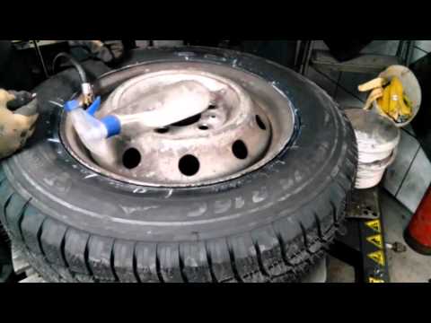 Videó: Hogyan lehet leszedni a tartalék gumit a 2007 -es Chevy Silverado -ról?
