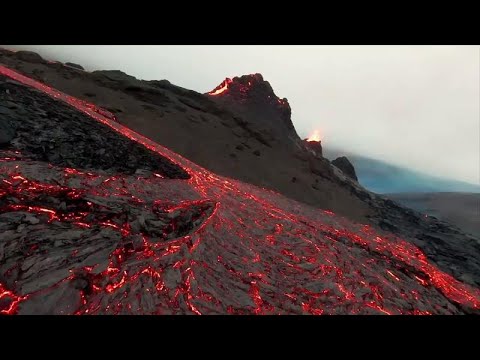 Videó: Az Izlandi Vulkán Közelében A Gazdák Megmentik Az állatokat Ashtól