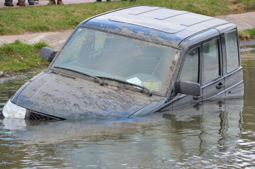 Уаз едет под водой