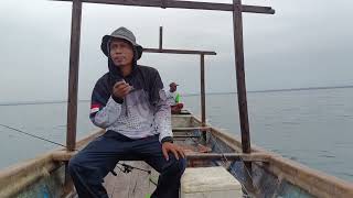 Jejak Sunyi Perjalanan Menyusuri Hamparan Laut Tikep dengan Perahu Seadanya 