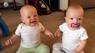 Twin baby girls fight over pacifier🤣