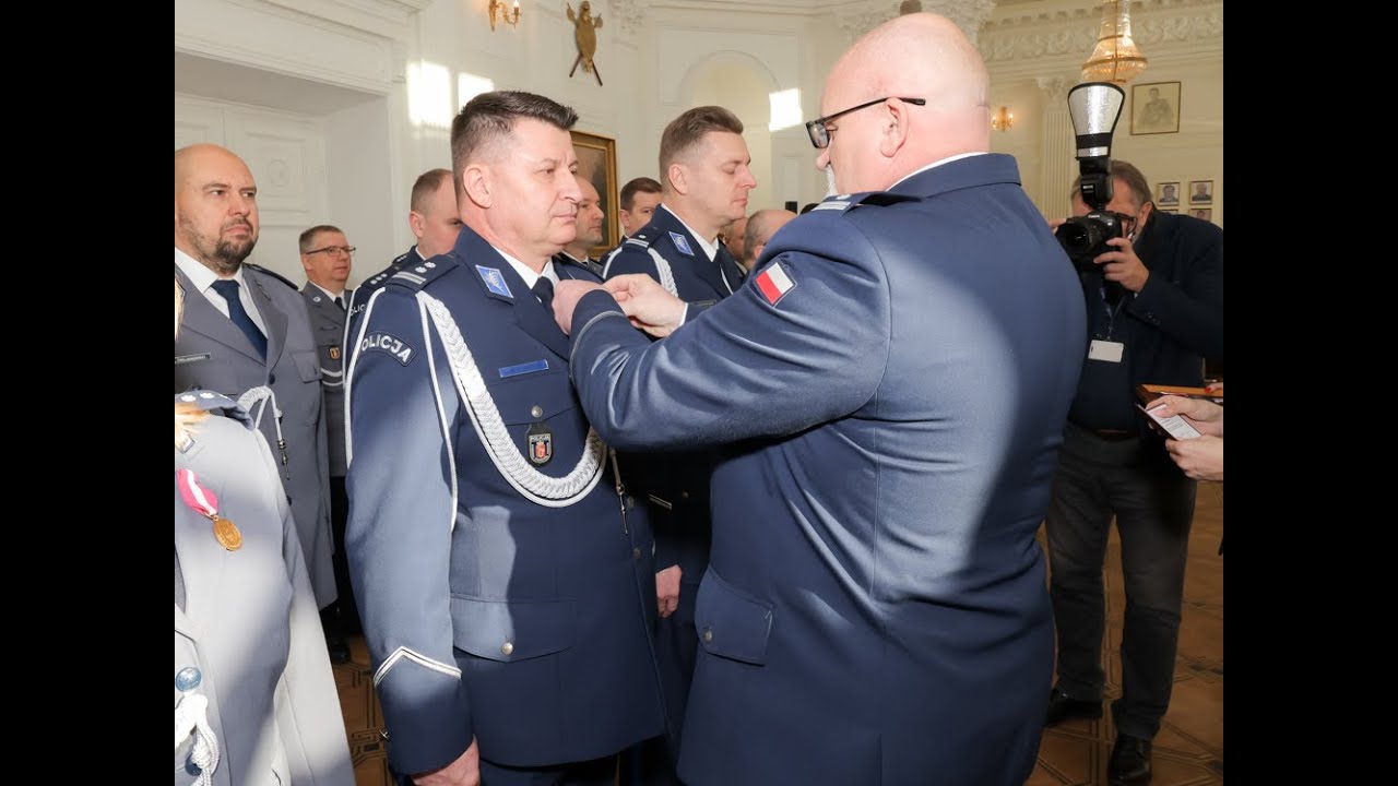 KOMENDANT KSP WRĘCZYŁ ODZNACZENIA „ZASŁUŻONY POLICJANT” ORAZ MEDALE „ZA DŁUGOLETNIĄ SŁUŻBĘ”