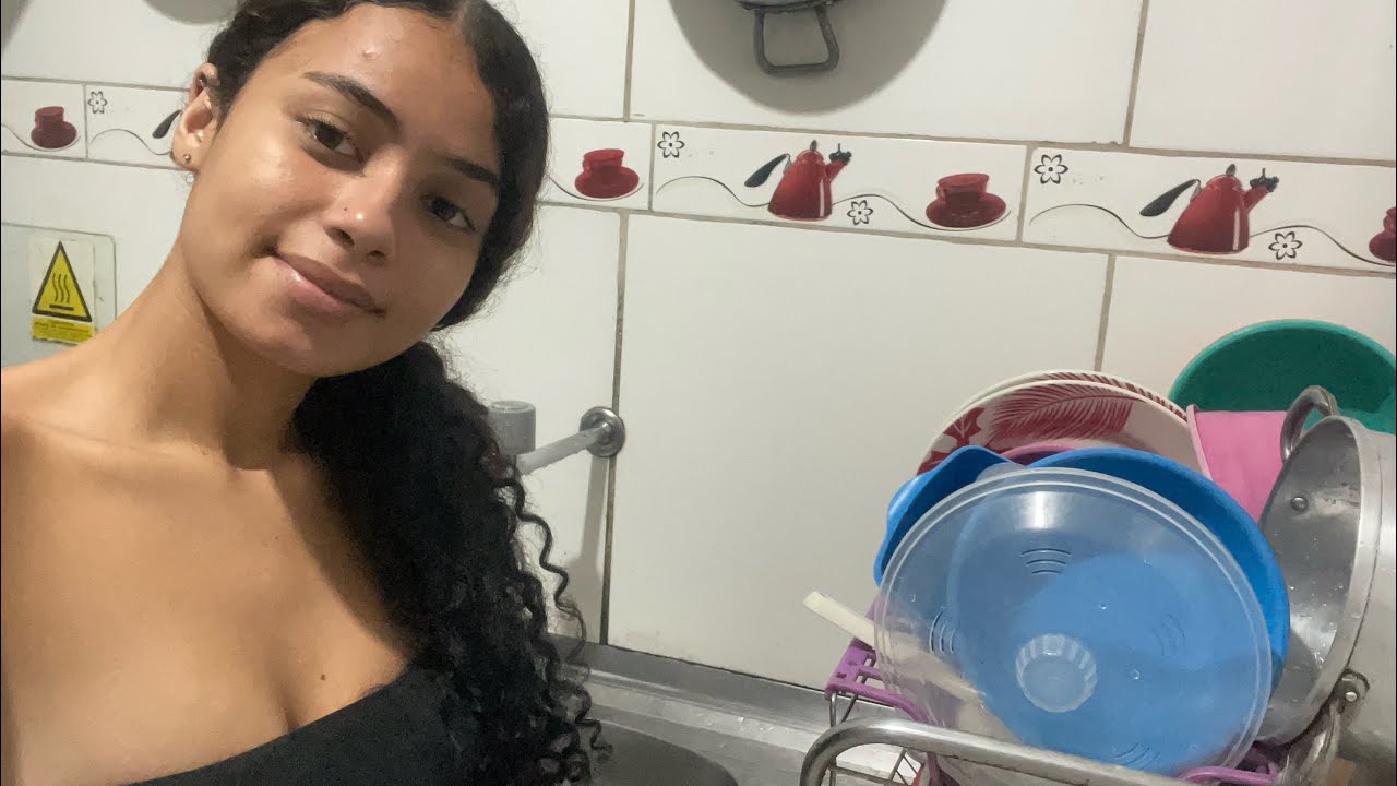 ANGELINA LAVANDO A LOUÇA E DEIXANDO A COZINHA LIMPA