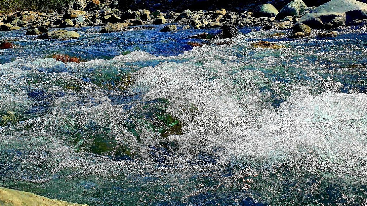 Спокойная музыка воды. Журчание реки. Шум воды реки. Шумная река. Журчание воды звук.